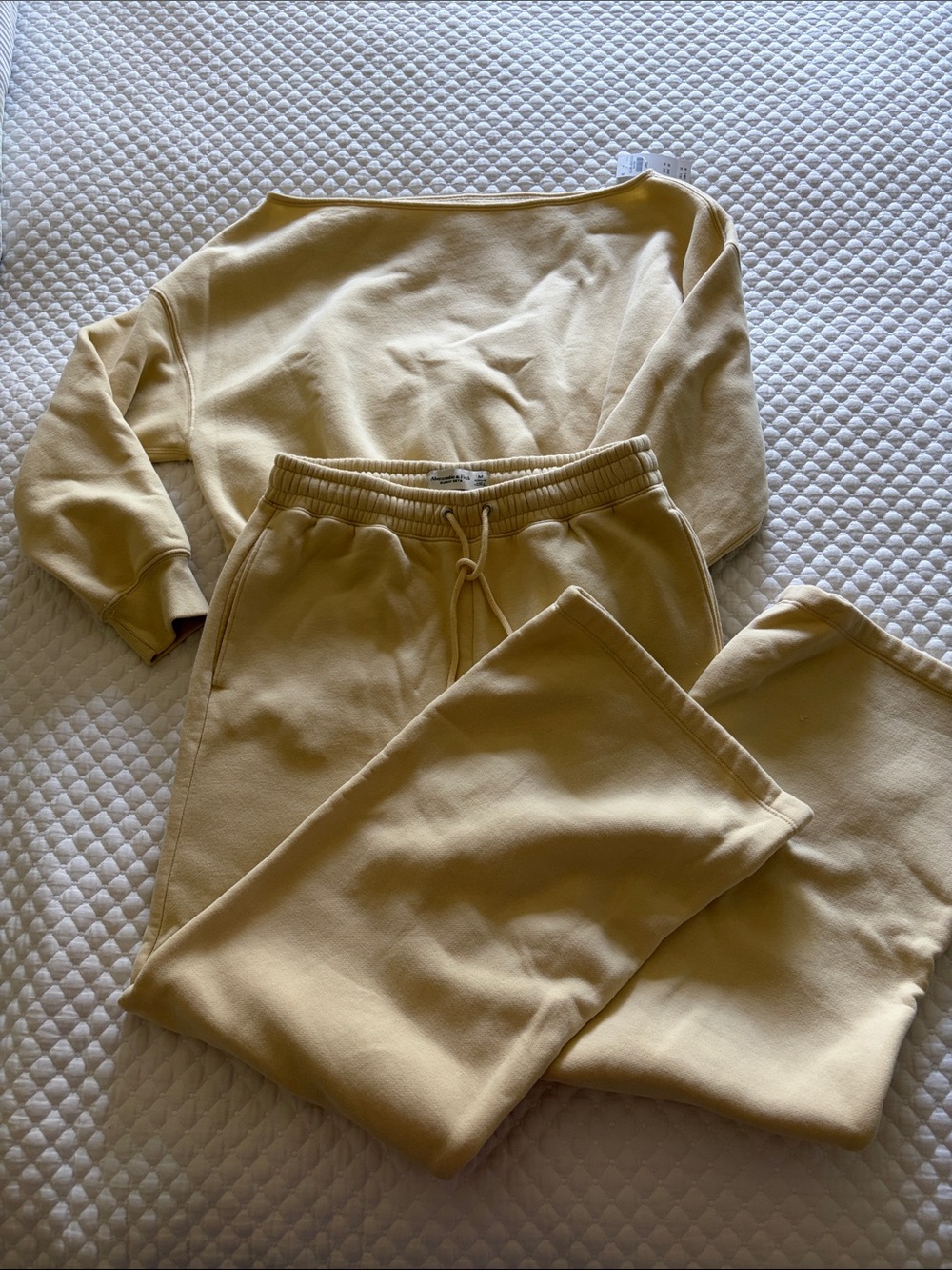NWT Abercrombie & Fitch Sunday Sets Butter Yellow Drawstring Sweatsuit - Picture 2 of 7